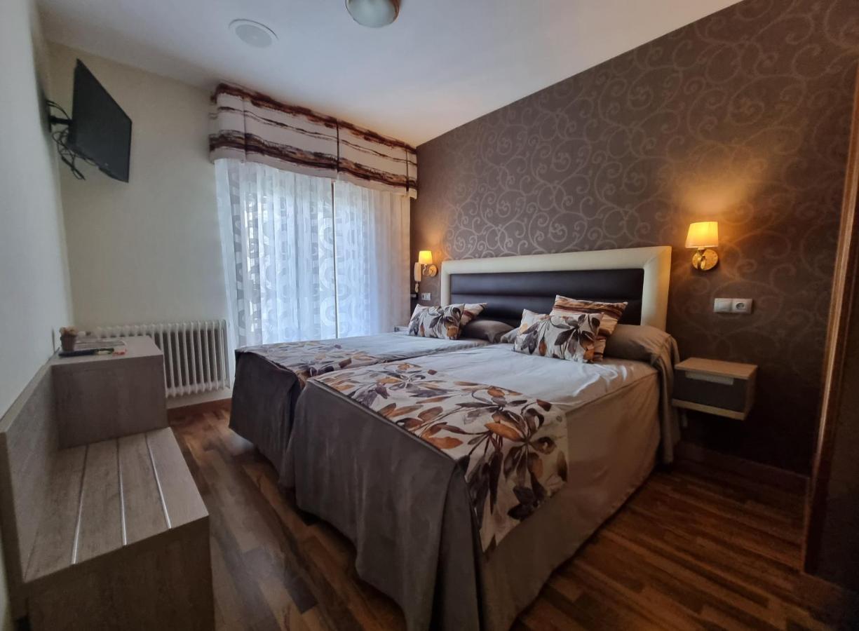 Hostal Sainz Riano  Exterior photo